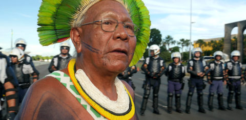 O líder caiapó Paulinho Paiakan em protesto na Praça dos Três Poderes em 2017: mais um dos quase 300 indígenas mortos pela covid-19 (Foto: Gert Peter Bruch/Planete Amazone/AFP)