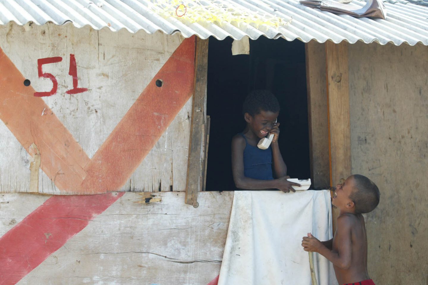 Investimento do governo federal com crianças e adolescentes não chega a R$ 4 por dia, menos do que uma passagem de ônibus. Foto Custódio Coimbra
