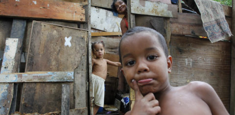 Cinco reais por dia, é quando o governo federal vem investindo nas nossas crianças e adolescentes. O equivalente a uma passagem de trem, só de ida. Foto Custódio Coimbra