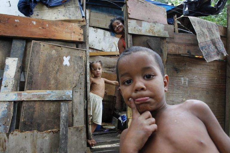 Cinco reais por dia, é quando o governo federal vem investindo nas nossas crianças e adolescentes. O equivalente a uma passagem de trem, só de ida. Foto Custódio Coimbra