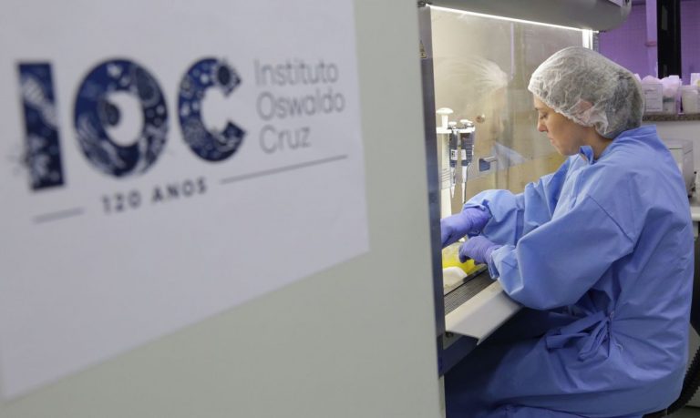 Laboratório de Vírus Respiratório do Instituto Oswaldo Cruz: estudo internacional liderado por pesquisadores da Fiocruz mostra que média de idade dos primeiros pacientes diagnosticados com a covid-19 no Brasil foi mais baixa do que a observada em outros países (Foto: Josué Damacena/Fiocruz/Divulgação)