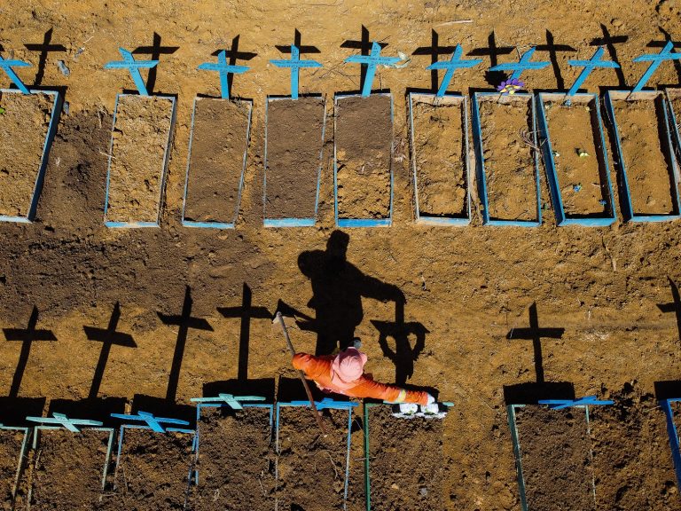 Vista aérea do cemitério de Nossa Senhora Aparecida, na Taruma, em Manaus, onde dezenas de vítimas da covid-19 são enterradas diariamente. Foto Michael Dantas/AFP