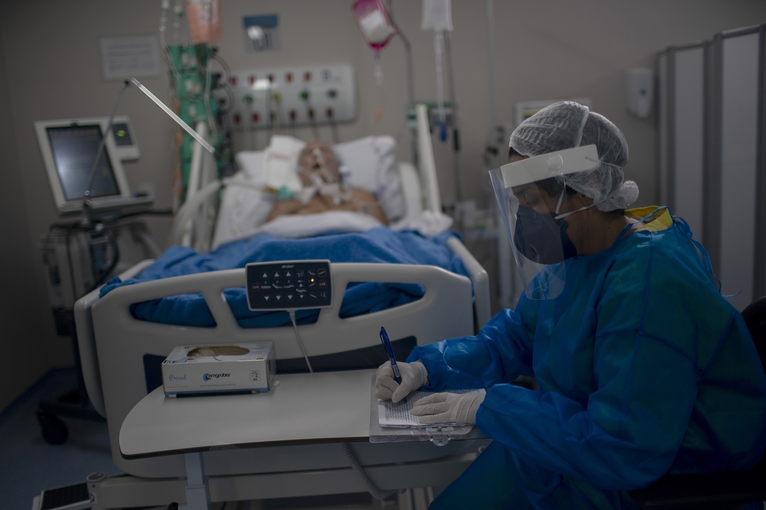 Enfermeira trabalha na Unidade de Terapia Intensiva (UTI), onde pacientes infectados com o novo coronavírus estão sendo tratados no Hospital Público Doctor Ernesto Che Guevara, em Marica, no Rio de Janeiro. Foto Mauro Pimentel/AFP