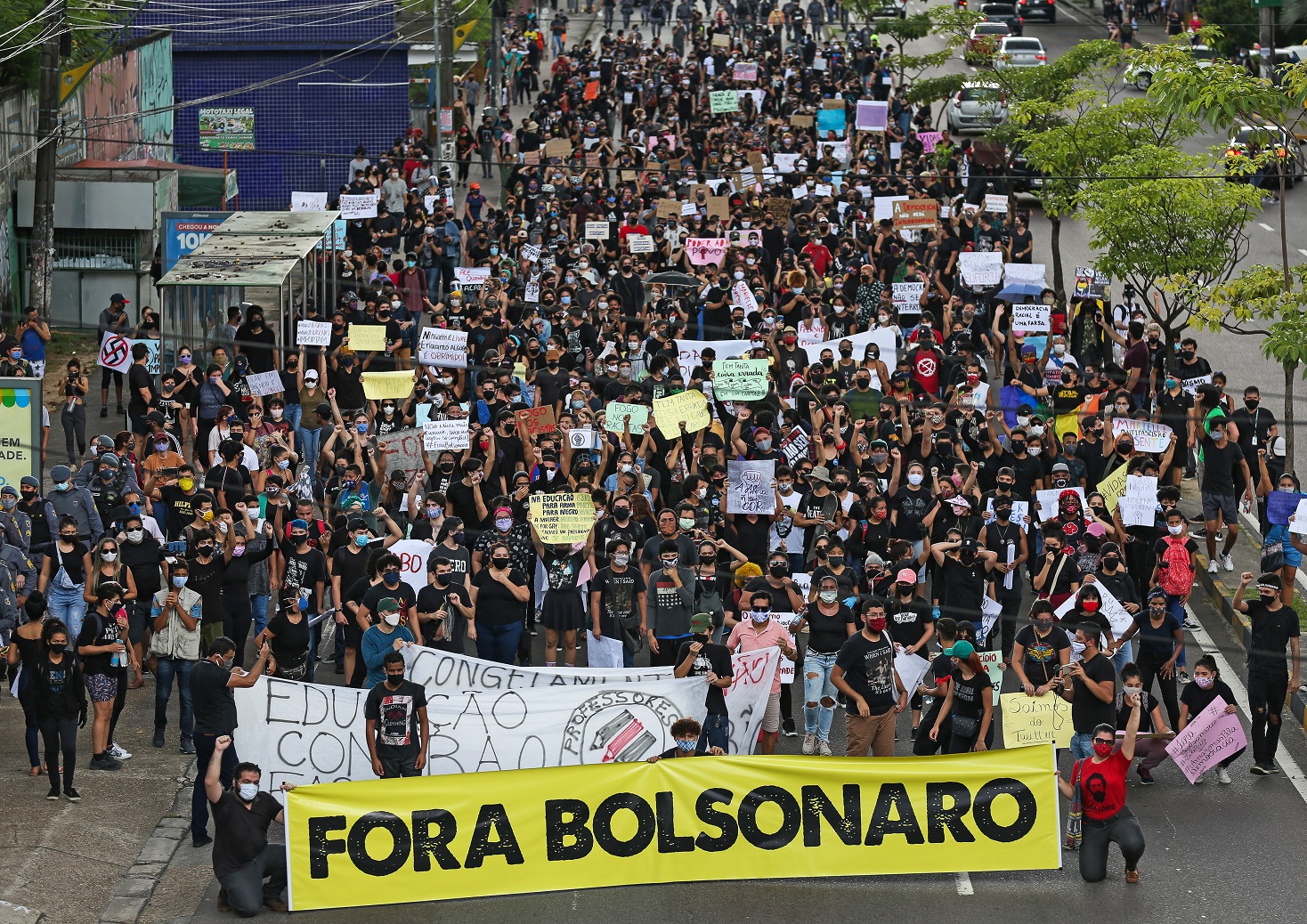 Em Manaus, na marcha anti-fascismo 'Amazonas para a Democracia' manifestantes pedem a saída do presidente Bolsonaro. Foto Michael Dantas/AFP