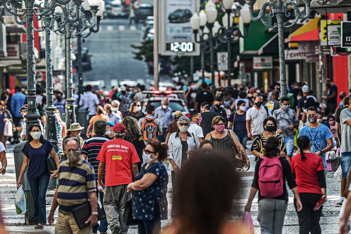Vista de uma rua movimentada no Centro de Florianópolis em plena pandemia. Foto Eduardo Valente/AFP
