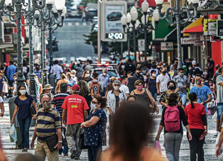 Vista de uma rua movimentada no Centro de Florianópolis em plena pandemia. Foto Eduardo Valente/AFP