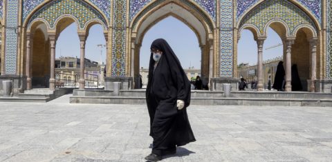 Uma mulher iraniana visita o santuário Shah Abdol-Azim na capital Teerã. O país enfrenta uma segunda onda da pandemia. Foto AFP