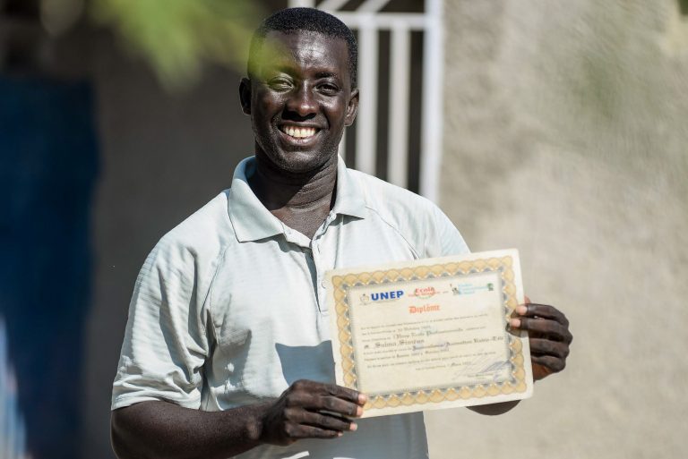 Salma Simeus com o diploma da United Nations Environment Programme (UNEP) do programa de líder comunitário. Foto Anderson Stevens