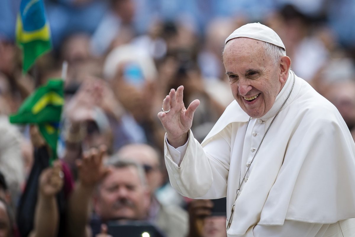 Papa Francisco em uma audiência pública na Praça de São Pedro antes da pandemia do coronavírus. Foto Godong/BSIP