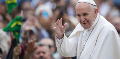 Papa Francisco em uma audiência pública na Praça de São Pedro antes da pandemia do coronavírus. Foto Godong/BSIP