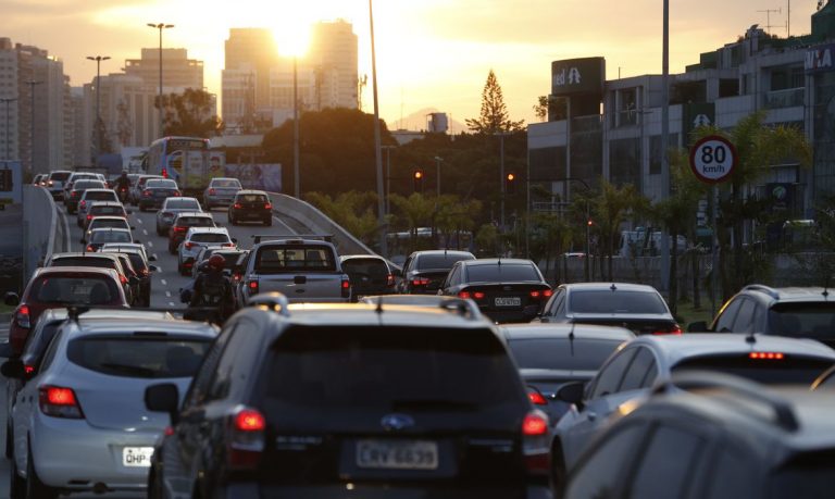 Trânsito engarrafado no Rio de Janeiro: pesquisa da Fiocruz aponta que aumento da circulação de veículos começou antes mesmo do relaxamento das medidas de isolamento social (Foto: Fernando Frazão/Agência Brasil)