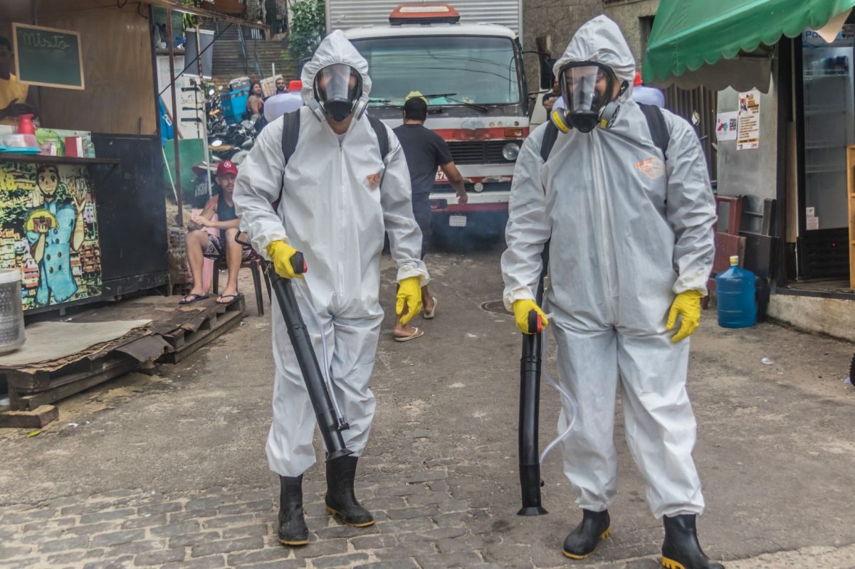 Os irmãos Tandy e Thiago na entrada da favela: iniciativa voluntária para barrar coronavírus na comunidade (Foto: Ellan Lustosa)