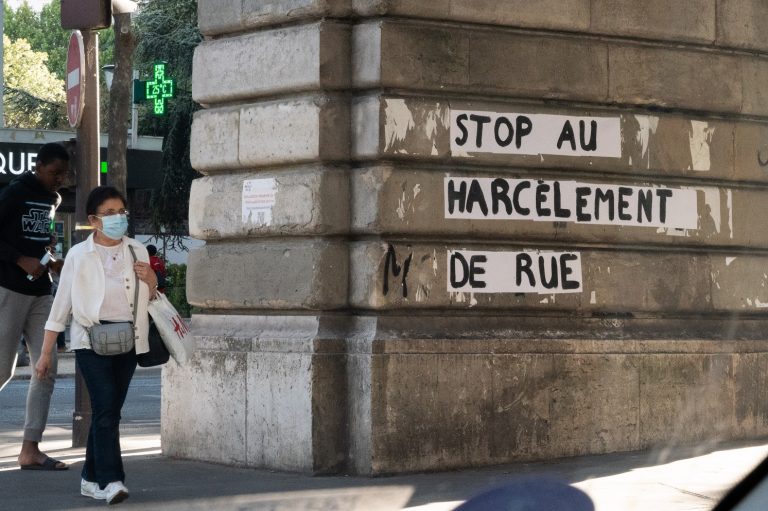 Mensagem em uma rua no centro de Paris pede o fim do assédio sexual. Foto Riccardo Milani / Hans Lucas via AFP