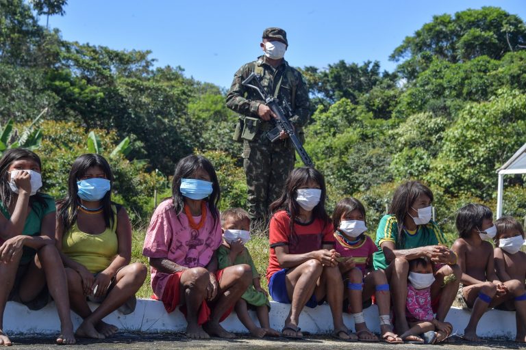 Em meio à pandemia, indígenas Yanomami se reúnem no 5º Pelotão da Fronteira Especial em Auari, no estado de Roraima. Foto Nelson Almeida/AFP