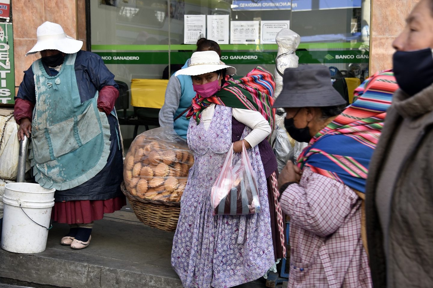 Em meio à pandemia do novo coronavírus, mulheres indígenas aimarás usam máscaras em um mercado em La Paz. Foto Aizar Raldes/AFP