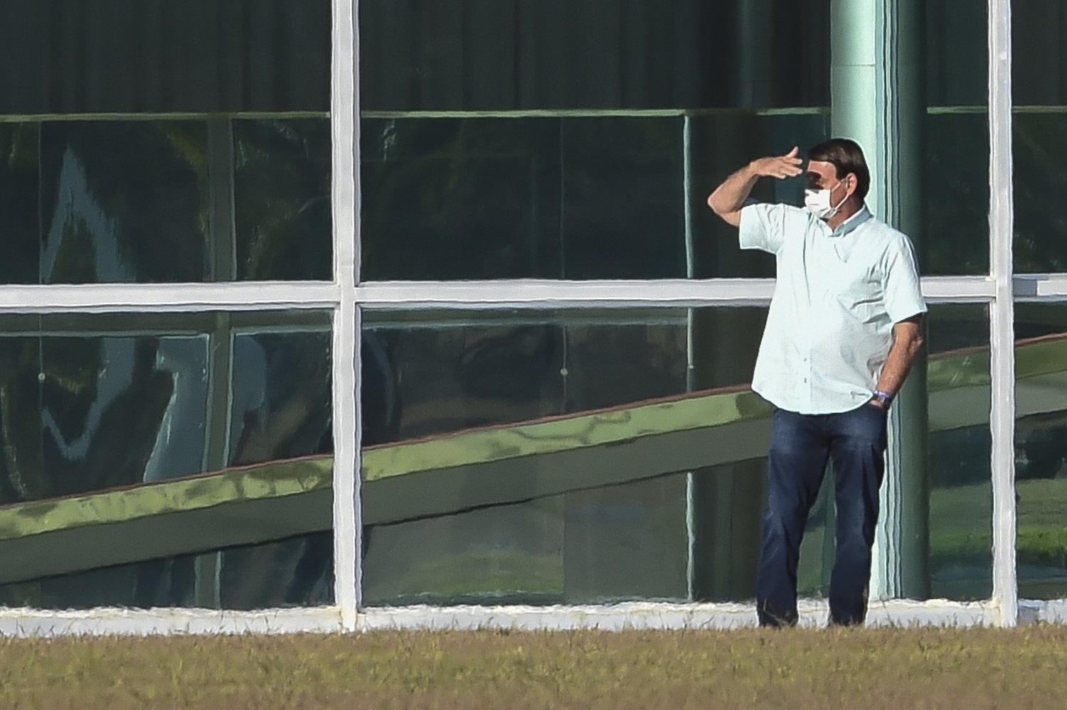 Jair Bolsonaro gesticula do lado de fora do Palácio da Alvorada, em Brasília. O presidente testou positivo para o coronavírus em 7 de julho, depois de meses minimizando os perigos da doença. Foto Sergio Lima/AFP
