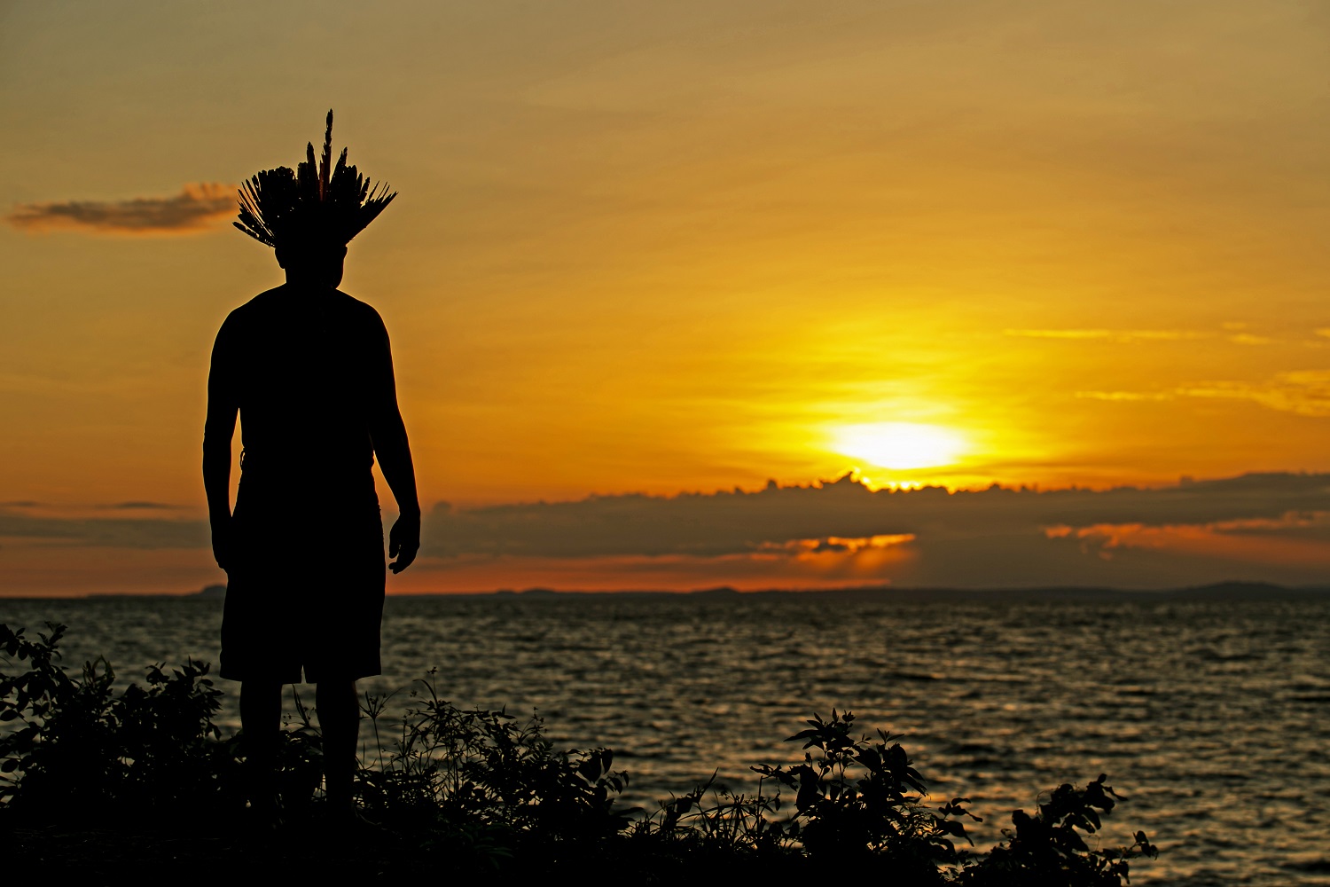 O chefe Leno da tribo Kunaruara assiste o nascer do sol ao lado do rio Tapajós, no município de Santarém, no oeste do Pará. Sua tribo vive em uma área remota e ainda não foi atingida pelo coronavírus. Foto Tarso Sarraf/AFP