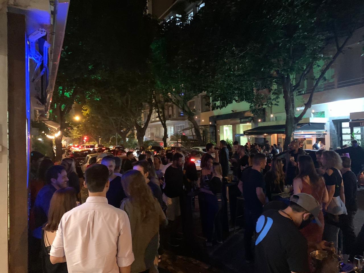 A surrealista aglomeração na Rua Dias Ferreira, no Leblon, ninho dos ricos cariocas. Reprodução do Twitter
