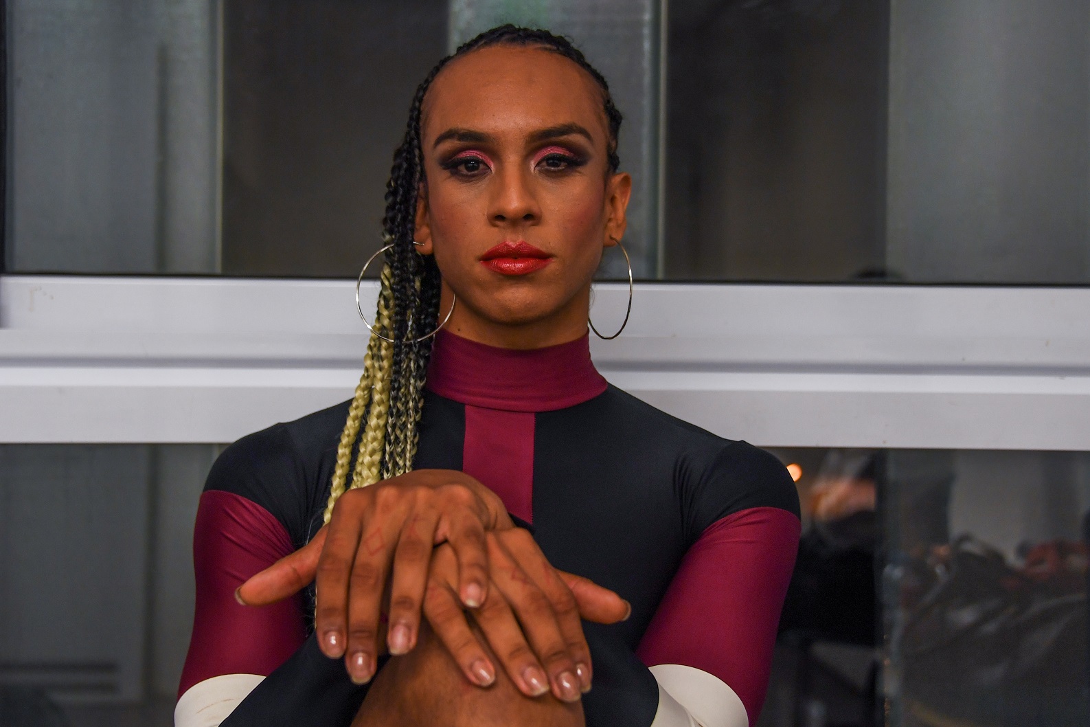 O músico transgênero MC Linn da Quebrada posa para uma foto nos bastidores após se apresentar no Museu de Arte do Rio. Foto Apu Gomes/AFP