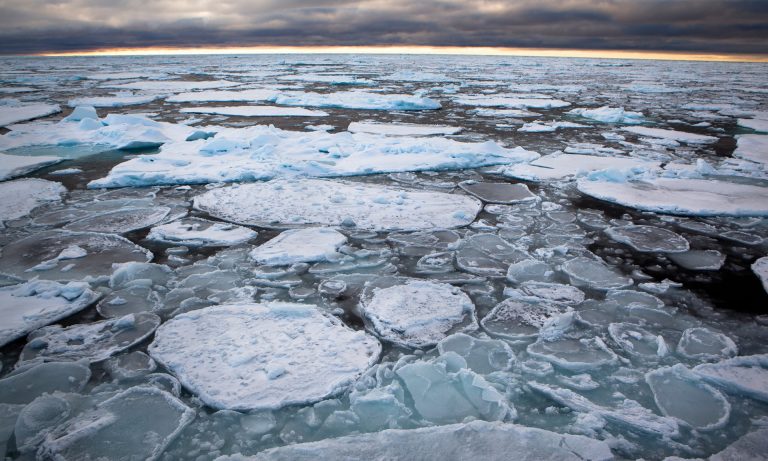 Degelo acelerado no Ártico, onde a temperatura em cidade da Sibéria chegou ao recorde de 38 graus: círculo vicioso ameaça região (Foto: Greenpeace)