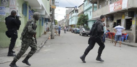 Policiais e militares em ação no Complexo de Favelas da Maré: letalidade nas ações policiais caem após decisão do STF (Tomaz Silva/Agência Brasil)