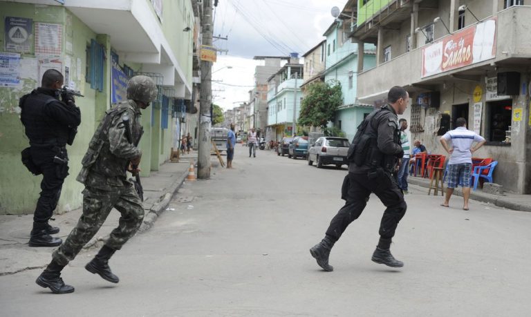 Policiais e militares em ação no Complexo de Favelas da Maré: letalidade nas ações policiais caem após decisão do STF (Tomaz Silva/Agência Brasil)