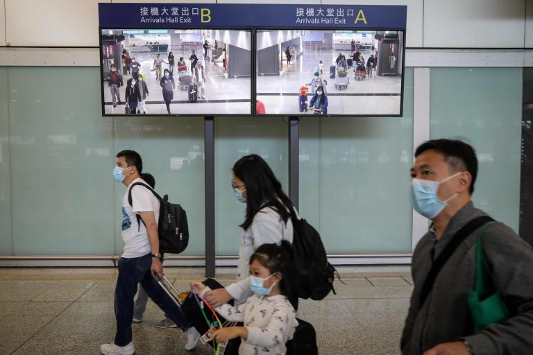 Passageiros desembarcam no aeroporto de Hong Kong: testagem obrigatória descobriu homem, sem sintomas, reinfectado pelo coronavírus (Foto: May James/AFP)