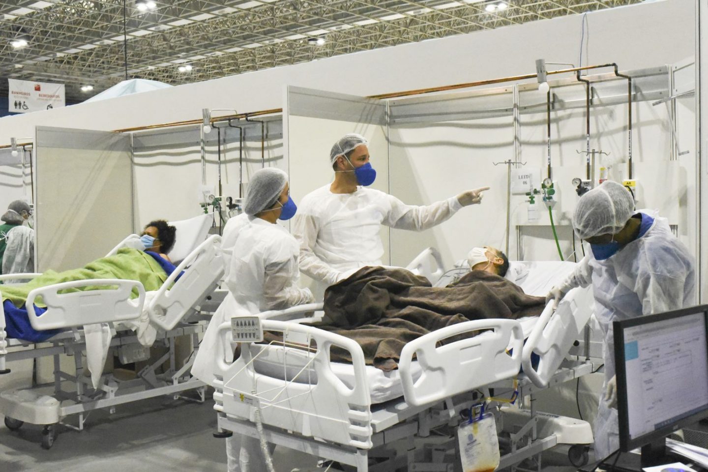 Profissionais de saúde cuidam de pacientes em hospital de campanha do Rio: Brasil tem a menor média de mortes desde maio (Foto: Fabio Teixeira/Agência Andalou/AFP)
