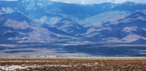 O lugar mais quente da Terra: Na Badwater Basin, 86 metros abaixo do nível do mar, uma crosta fina de sal cobre o solo até onde a vista alcança. Foto Carla Lencastre