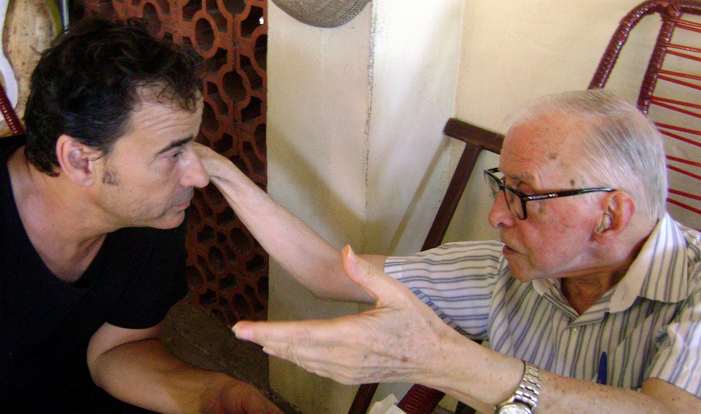 Pedro Casaldáliga, em janeiro de 2012, conversa com o ator espanhol Eduard Fernandez, em São Félix do Araguaia, no Mato Grosso. Foto AFP
