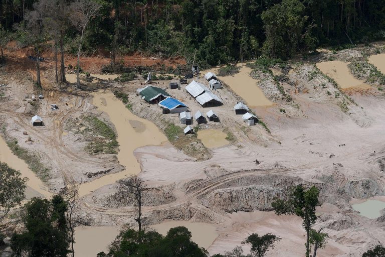 Garimpo ilegal na terra indígena Munduruku no sudoeste do Pará: indígenas pedem socorro ao MPF e pedem operação para retirada dos garimpeiros (Foto: Marcos Amend/Greenpeace)