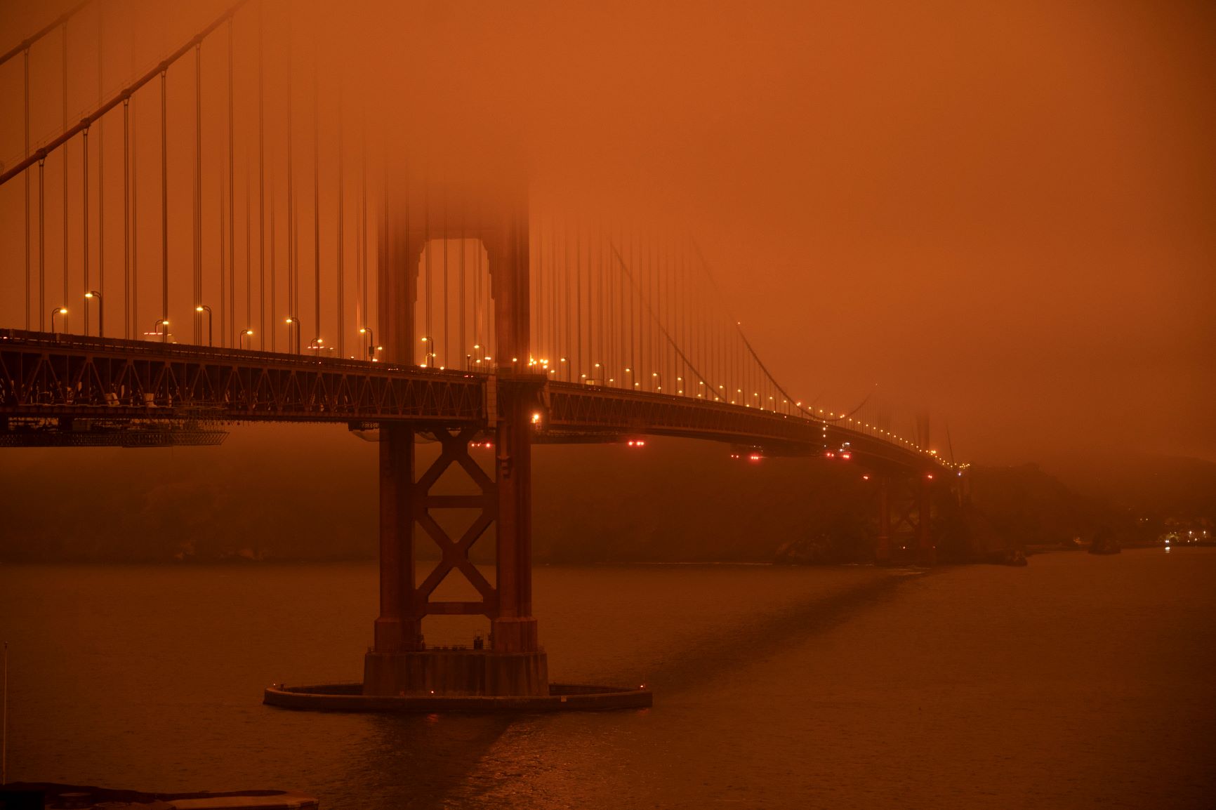 Fumaça alaranjada das queimadas cobre Golden Gate, em San Francisco: novas fontes de ignição e combustíveis disponíveis ao lado de antigas fontes de fogo (Foto: Harold Pustic/AFP)