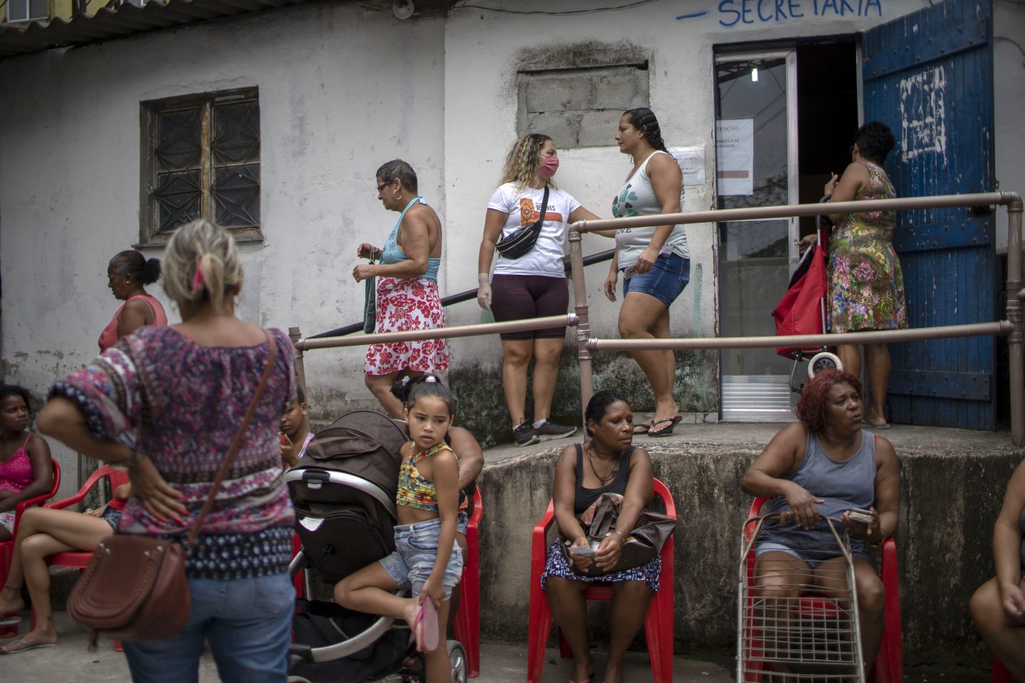 Na Cidade de Deus, grupo de moradores espera pela doação de alimentos distribuídos por uma ONG local. Foto Mauro Pimentel/AFP