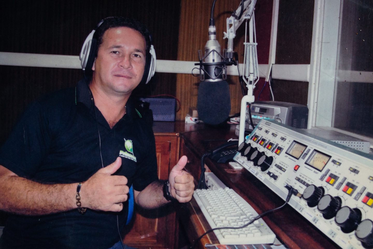 O radialista Jairo de Souza durante o seu programa na rádio. Foto Reprodução