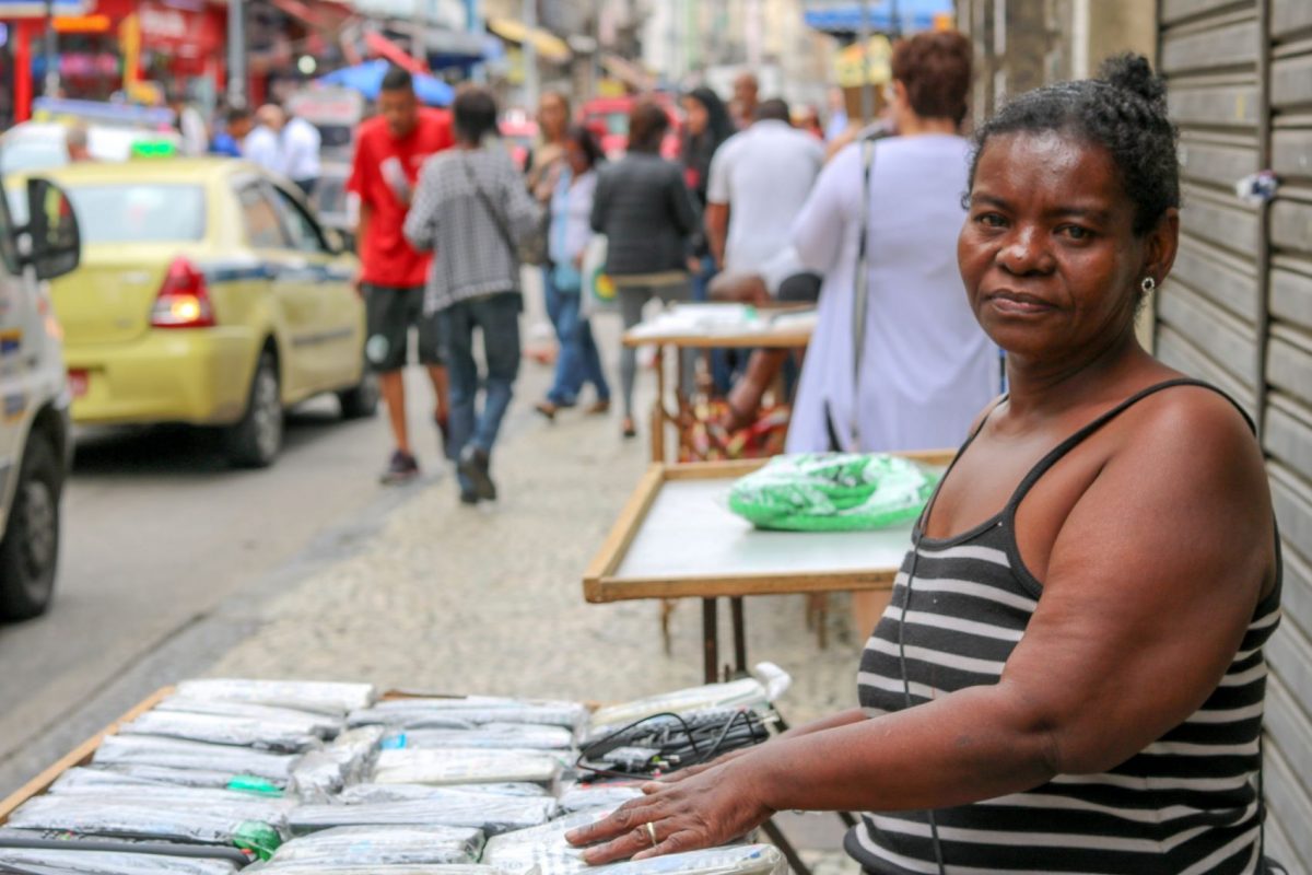 Nilma em sua banca no Centro do Rio: pesquisa mostra que mulheres são alvos principais da PM e da Guarda Municipal (Foto: Lethícia Amâncio)