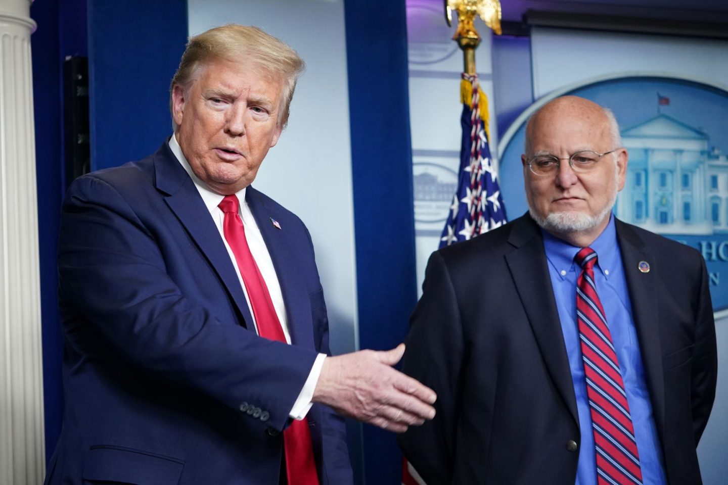 O presidente Donald Trump na Casa Branca com o diretor do CDC: pressão política sobre principal órgão de saúde dos EUA (Foto: Mandel Ngan/AFP)
