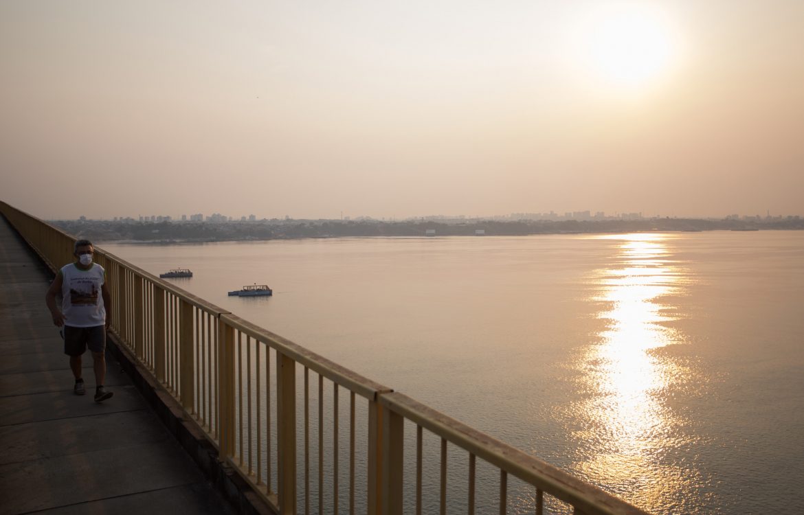 Morador caminha na Ponte Rio Negro em Manaus: fumaça de queimadas sobre a cidade em plena pandemia (Foto: Bruno Kelly/Amazônia Real)