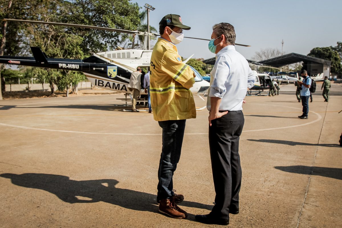 O ministro Ricardo Salles em viagem ao Mato Grosso para ver o fogo do Pantanal de helicóptero: Ministério do Meio Ambiente não gasta o pouco que tem (Foto: Christiano Antonucci Secom/MT)