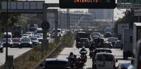 Anel viário em Paris com painel indicando veículos que não podem circular pelo nível de emissões de carbono: classificação ambiental de veículo com base na emissão de poluentes é estratégia para conter aquecimento global (Foto: Alain Jocard/AFP)