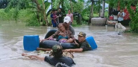 Soldados resgatam idosa durante inundação no oeste do Cambodja no fim de semana: inundações foram responsáveis por mais de 40% dos desastres naturais (Foto: STR/AFP)