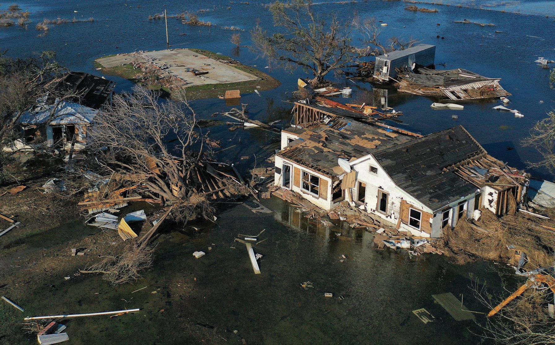 Casas destruídas pela passagem do furacão Delta no estado americano da Louisiana: 2020 registra temporada recorde de furacões (Foto: Mario Tama/AFP)