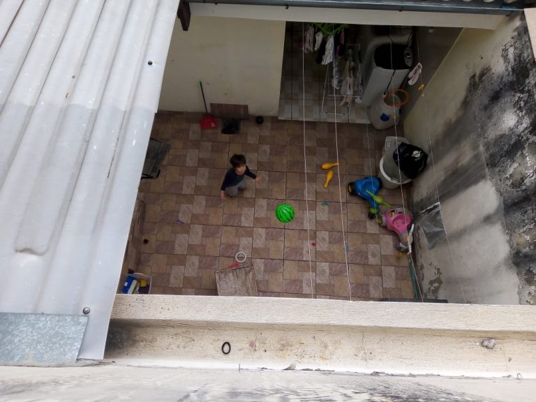 O pequeno Tales, de 5 anos, brinca sozinho em casa: meses de isolamento total para preservar avó (Foto: Arquivo pessoal)