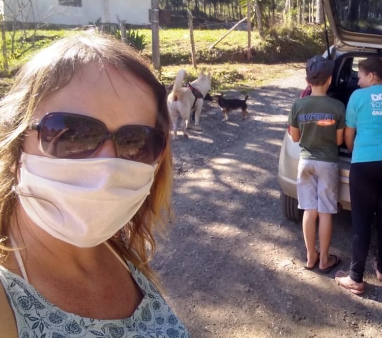 A professora Agnes em visita a alunos: "vulnerabilidades comuns entre as crianças se agravaram e se tornaram ainda mais visíveis" (Foto: Arquivo Pessoal)