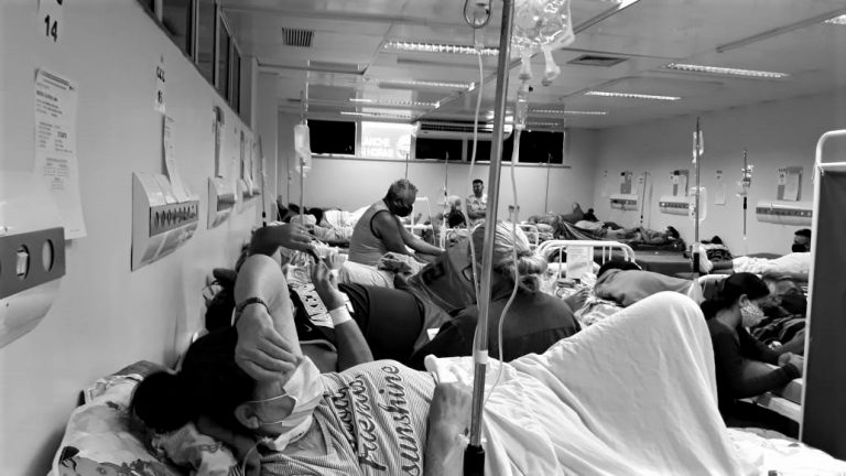 Ambulatório lotado no Hospital 28 de Agosto, em Manaus: disparada de casos na segunda onda da covid-19 (Foto: Sindicato dos Médicos da Amazonas)