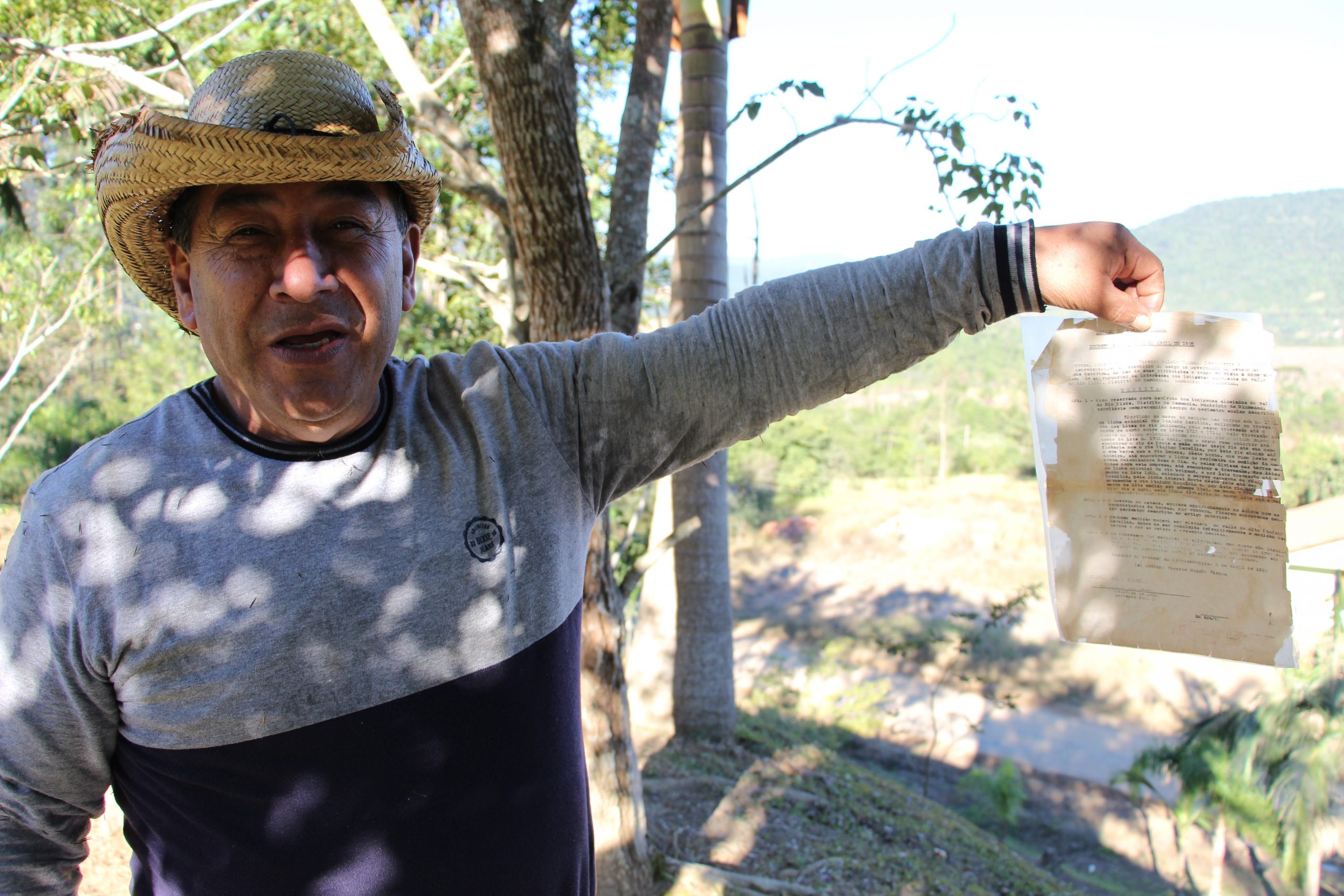 Brasílio Priprá, líder Xokleng, com o decreto do governo estadual de Santa Catarina que reduziu a Terra Indígena reservada aos Xokleng. Crédito: Renato Santana/Cimi