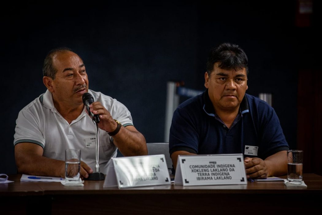 Brasílio Priprá (à esquerda) com o cacique-geral Tucum Xokleng, durante uma audiência do povo Xokleng no STF, em 2019. Foto de Tiago Miotto/ CIMI