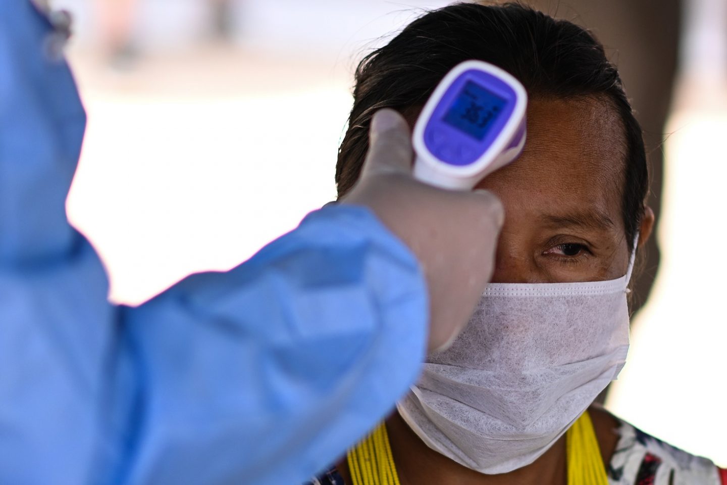 Profissional de saúde examina homem da etnia indígena Guajajara de Urucu Juruá, Grajaú, no Maranhão. Foto Andre Borges/NurPhoto