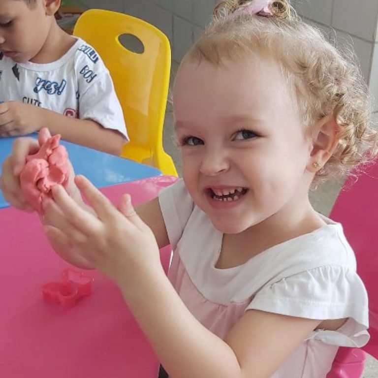 Evelize na escola antes da pandemia: menina de 3 anos está confinada com a família em casa desde março (Foto: Arquivo Pessoal)