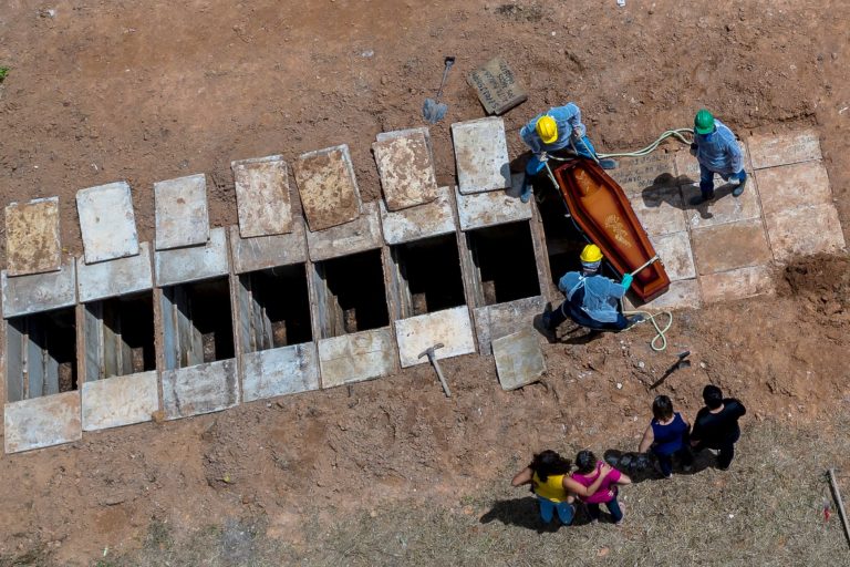 Sepultamento de vítima da covid-19, em maio, no cemitério Bom Jardim, em Fortaleza: capital cearense é uma das 10 com forte tendência de crescimento de casos de síndrome respiratória grave (Foto: Jarbas Oliveira/AFP)