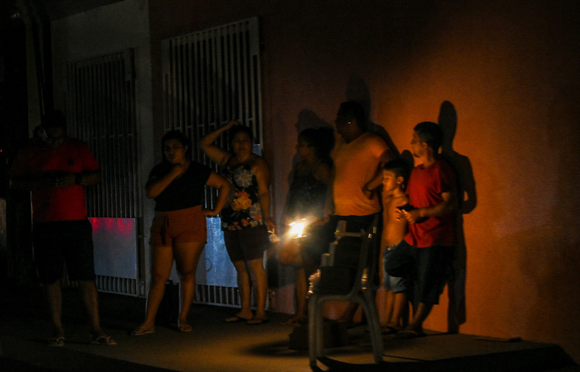 Moradores de Macapá à luz de lampião: com calor acima de 35 graus, população passa parte da noite na rua (Foto: Rudja Santos/Amazônia Real)